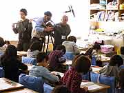 4年生の授業風景。作文を創作している。(宮城県石巻市・門脇小学校 青池憲司監督 2012年2月24日)