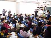 4年生の授業風景。作文を創作している。(宮城県石巻市・門脇小学校 青池憲司監督 2012年2月24日)