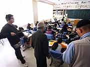 4年生の授業風景。作文を創作している。(宮城県石巻市・門脇小学校 青池憲司監督 2012年2月24日)