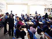 4年生の授業風景。作文を創作している。(宮城県石巻市・門脇小学校 青池憲司監督 2012年2月24日)