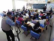 4年生の授業風景。作文を創作している。(宮城県石巻市・門脇小学校 青池憲司監督 2012年2月24日)