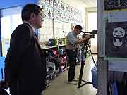 4年生の授業風景。作文を創作している。(宮城県石巻市・門脇小学校 青池憲司監督 2012年2月24日)