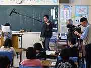 4年生の授業風景。作文を創作している。(宮城県石巻市・門脇小学校 青池憲司監督 2012年2月24日)