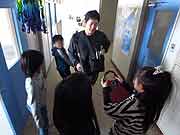 4年生の授業風景。作文を創作している。(宮城県石巻市・門脇小学校 青池憲司監督 2012年2月24日)