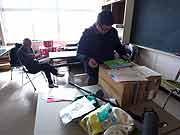 児童の絵の物撮り(宮城県石巻市・門脇小学校 青池憲司監督 2012年2月24日)