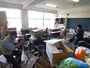 児童の絵の物撮り(宮城県石巻市・門脇小学校 青池憲司監督 2012年2月24日)