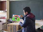 児童の絵の物撮り(宮城県石巻市・門脇小学校 青池憲司監督 2012年2月24日)