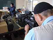 児童の絵の物撮り(宮城県石巻市・門脇小学校 青池憲司監督 2012年2月24日)