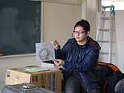 児童の絵の物撮り(宮城県石巻市・門脇小学校 青池憲司監督 2012年2月24日)