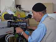 児童の絵の物撮り(宮城県石巻市・門脇小学校 青池憲司監督 2012年2月24日)