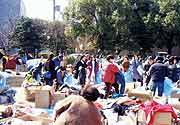 フリーフリーマーケット〜救援物資放出大会(神戸市長田区御蔵通・新湊川公園 1995年2月19日)