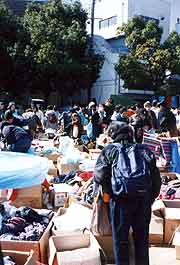 フリーフリーマーケット〜救援物資放出大会(神戸市長田区御蔵通・新湊川公園 1995年2月19日)