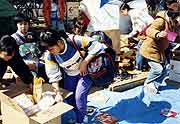 フリーフリーマーケット〜救援物資放出大会(神戸市長田区御蔵通・新湊川公園 1995年2月19日)